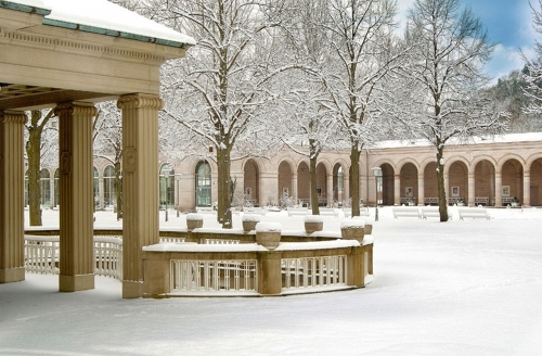 Der Kurgarten im Winter lädt zu einem gemütlichen Spaziergang ein.