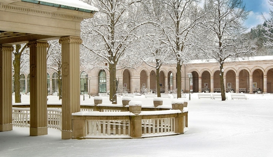 Der Kurgarten im Winter lädt zu einem gemütlichen Spaziergang ein.