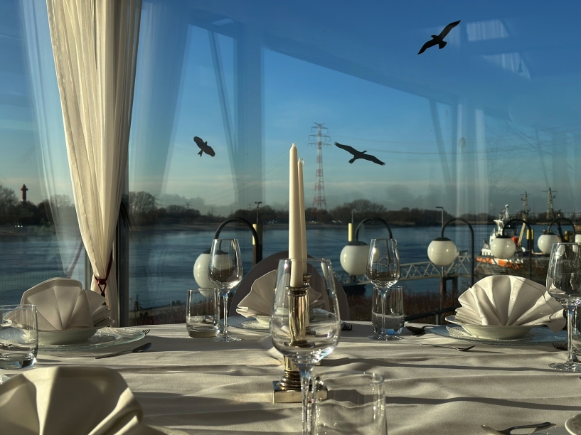 Genießen Sie im Hotelrestaurant den wunderschönen Blick auf die Weser.