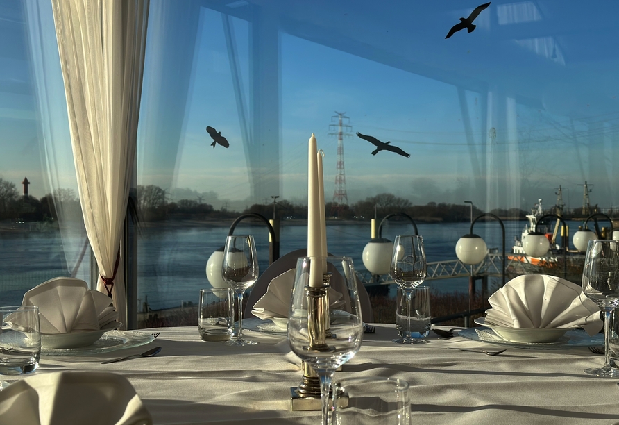 Genießen Sie im Hotelrestaurant den wunderschönen Blick auf die Weser.
