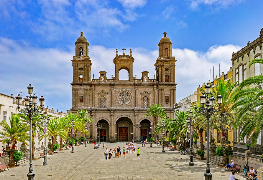 Bewundern Sie in der Inselhauptstadt Las Palmas die Kathedrale Santa Ana.