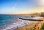 Der weitläufige Strand von Playa del Inglés eignet sich bestens für entspannte Stunden unter der Sonne Gran Canarias.