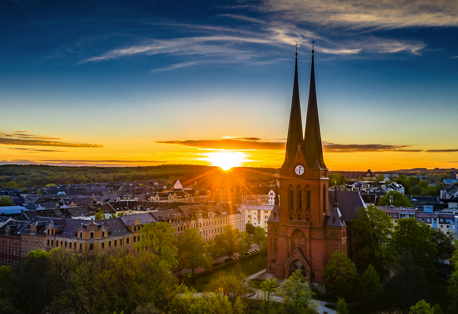 Die Chemnitzer Kirchen sind bei Sonnenuntergang magisch anzusehen.