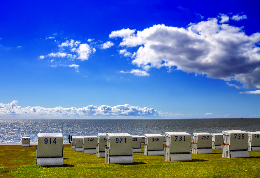 In den berühmten Strandkörben genießen Sie das beruhigende Meeresrauschen.