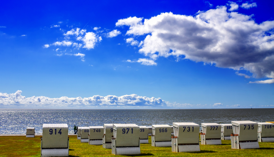 In den berühmten Strandkörben genießen Sie das beruhigende Meeresrauschen.
