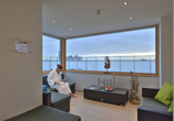 Genießen Sie die Aussicht auf die Nordsee in der hoteleigenen Wellness-Lounge.