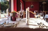 Im Restaurant des Hotels werden Ihnen köstliche Speisen serviert.