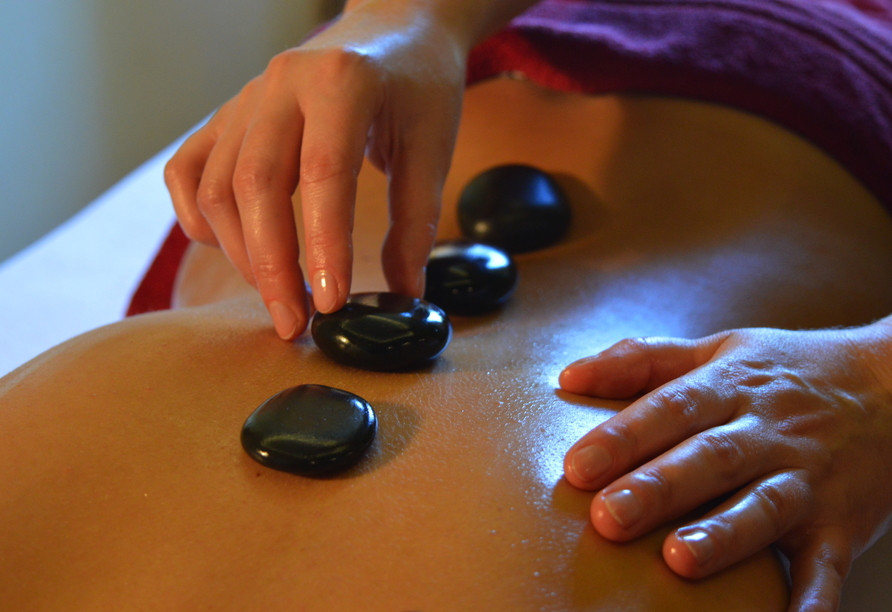 Wie wäre es mit einer Hot Stone Massage zur Entspannung?
