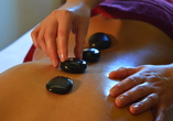 Wie wäre es mit einer Hot Stone Massage zur Entspannung?