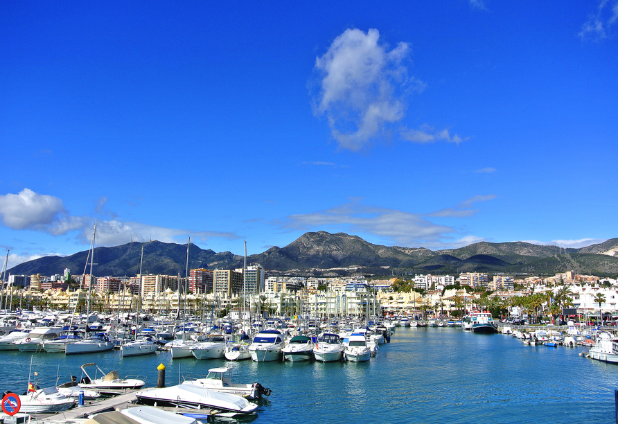 Der Jachthafen von Benalmádena mit vielen Booten und Bergen im Hintergrund