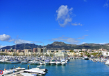 Der Jachthafen von Benalmádena mit vielen Booten und Bergen im Hintergrund