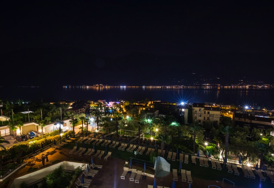 Genießen Sie die fantastische Aussicht auf den Gardasee bei Nacht.