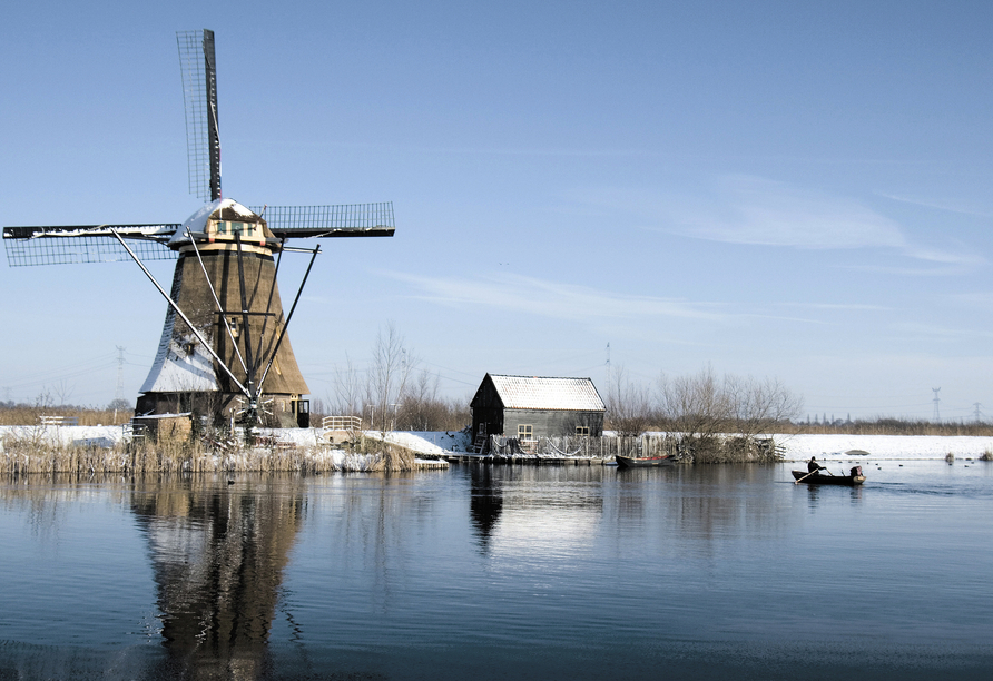 Lassen Sie sich von der idyllischen Winterlandschaft vor Rotterdam verzaubern.