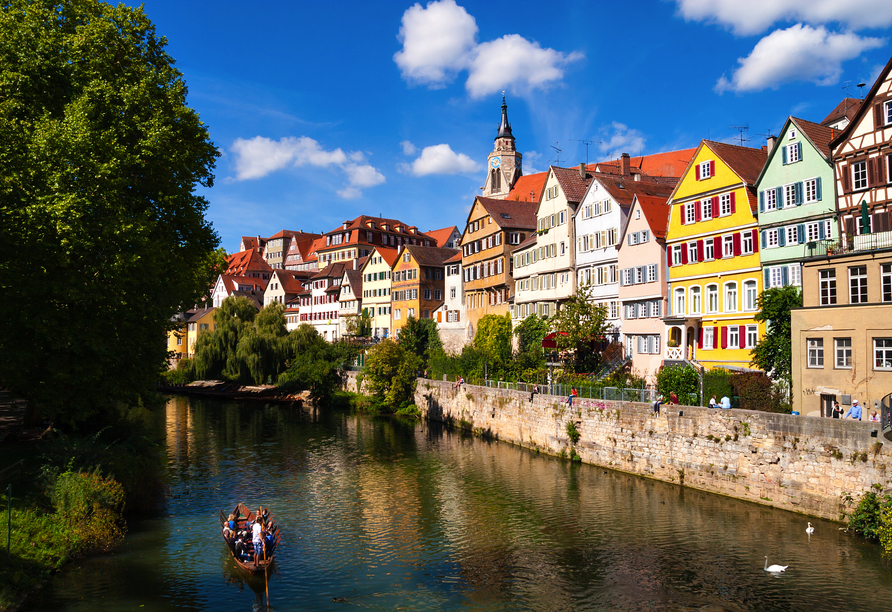 In Tübingen prägen die Stocherkähne auf dem Neckar das Stadtbild.