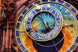 Die Astronomische Uhr am Rathaus stammt aus dem Jahr 1410 und ist ein wissenschaftliches und künstlerisches Meisterwerk.