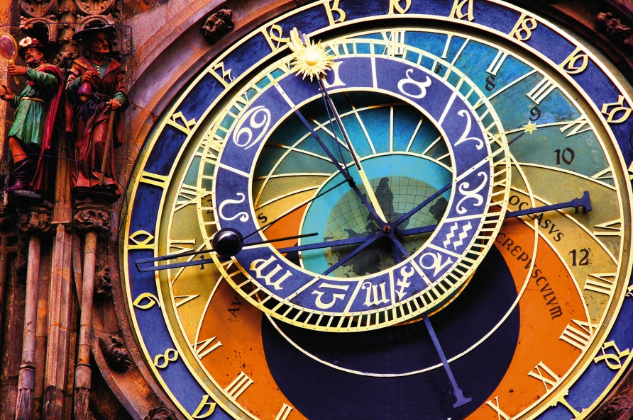 Die Astronomische Uhr am Rathaus stammt aus dem Jahr 1410 und ist ein wissenschaftliches und künstlerisches Meisterwerk.