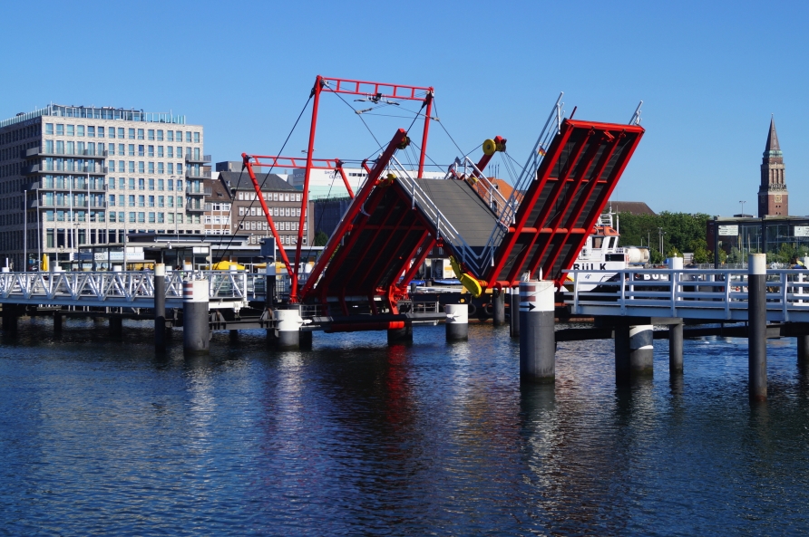 Die Hörnbrücke in Kiel – eine beeindruckende Faltbrücke.
