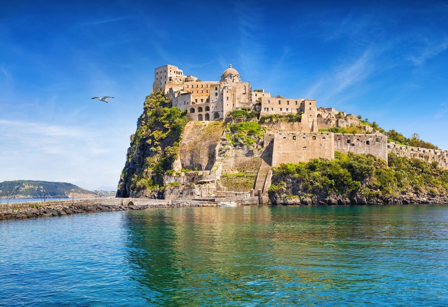 Lernen Sie die Schönheit Ischias mit der beeindruckenden Festung Castello Aragonese kennen.