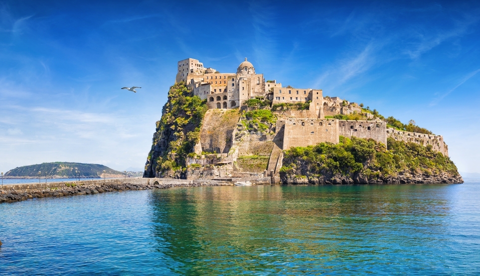 Lernen Sie die Schönheit Ischias mit der beeindruckenden Festung Castello Aragonese kennen.