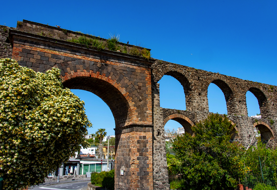 Freuen Sie sich auf historische Schätze wie das alte Viadukt von Ischia in Pilastri. Worauf warten Sie noch?
