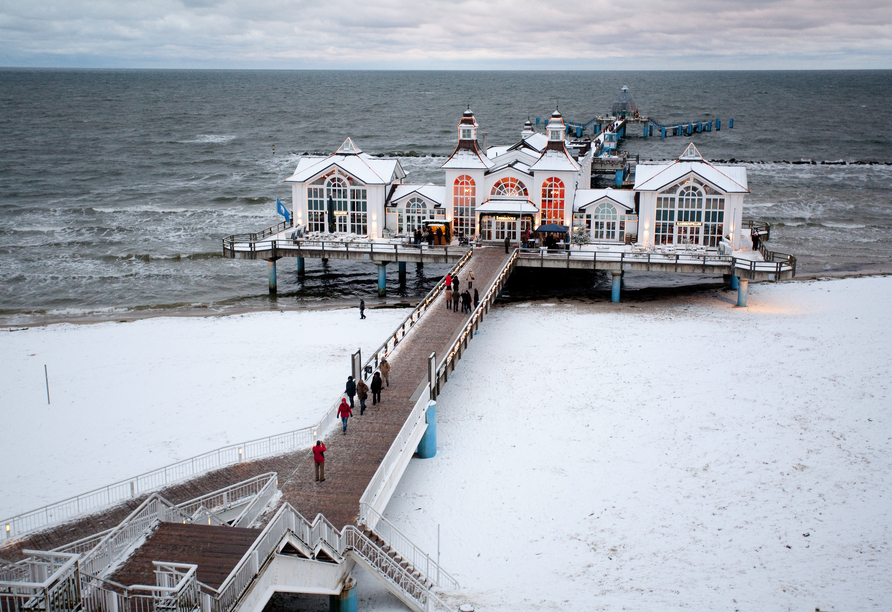 Wie aus einem Märchen – die schneebedeckte Seebrücke in Sellin.