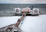 Wie aus einem Märchen – die schneebedeckte Seebrücke in Sellin.