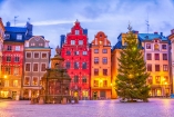 Entdecken Sie die weihnachtlich geschmückte Altstadt von Stockholm – Gamla Stan.