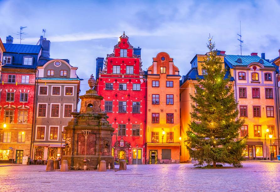 Entdecken Sie die weihnachtlich geschmückte Altstadt von Stockholm – Gamla Stan.