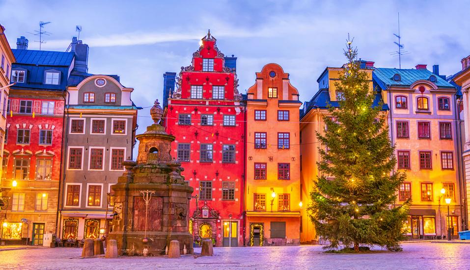 Entdecken Sie die weihnachtlich geschmückte Altstadt von Stockholm – Gamla Stan.