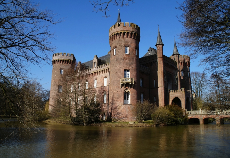Besichtigen Sie das historische Schloss Moyland in der Nähe Ihres Hotels.