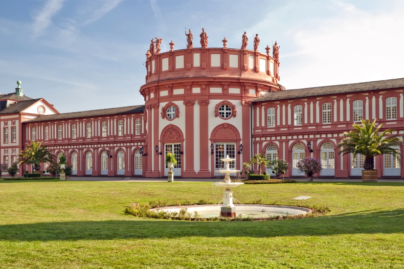 Das Biebricher Schloss liegt am Rhein bei Wiesbaden.
