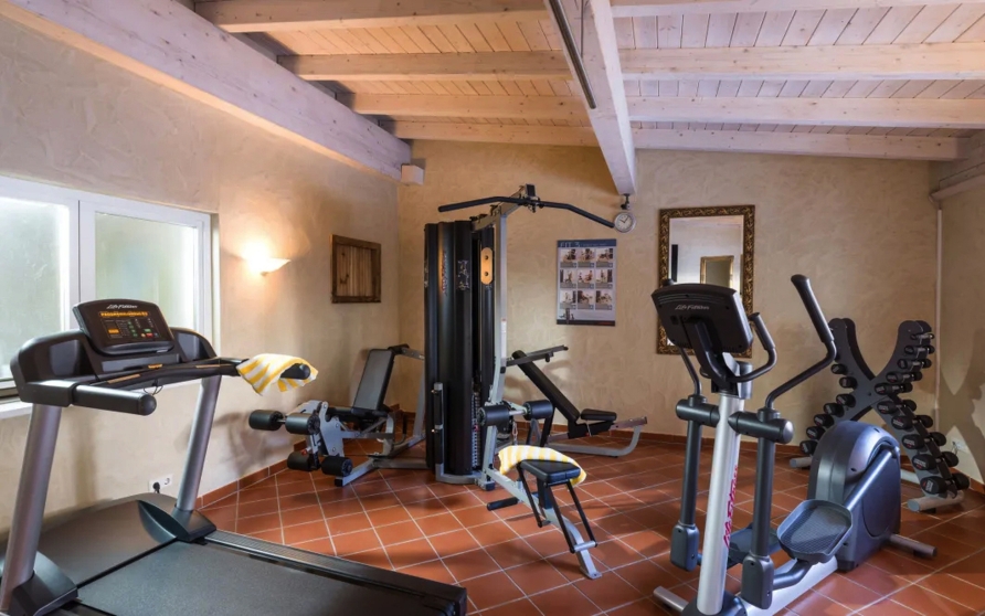 Im Fitnessraum des Hotels können Sie sich auspowern.