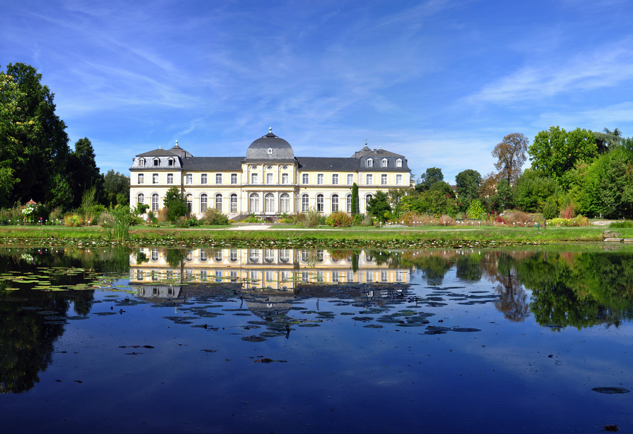 Spazieren Sie entlang des Poppelsdorfer Schlosses in Bonn.