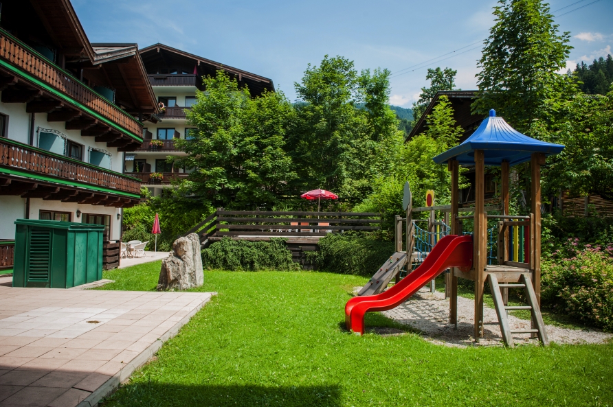 Auf die kleinen Gäste wartet ein Garten mit Spielplatz.