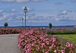 Die Hafenpromenade von Ralswiek lädt zu einem Spaziergang ein.