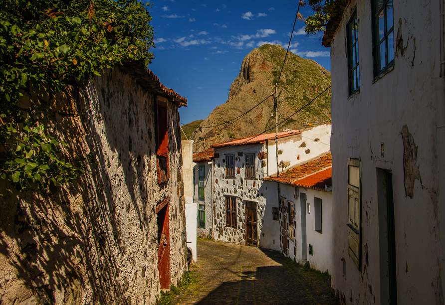 Genießen Sie einen Spaziergang durch das ruhige Dorf Taganana.
