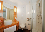 Beispiel eines Badezimmers im Leonardo Hotel Vienna Schönbrunn