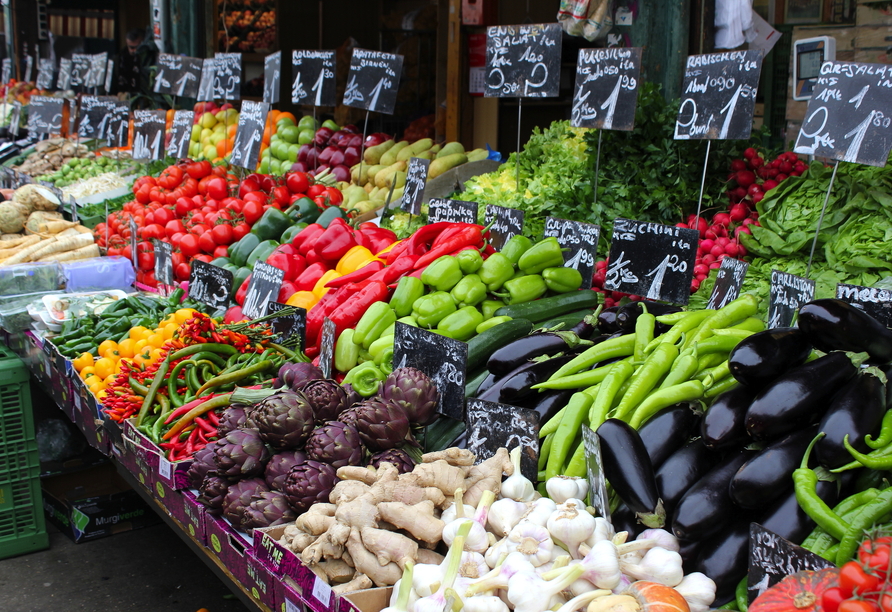 Stände mit frischem Gemüse auf dem berühmten Naschmarkt in Wien.