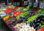 Stände mit frischem Gemüse auf dem berühmten Naschmarkt in Wien.