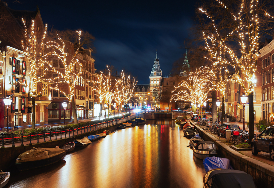 Das Rijksmuseum in Amsterdam erhellt im schönen Weihnachtslicht.