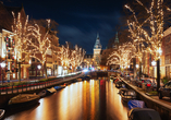 Das Rijksmuseum in Amsterdam erhellt im schönen Weihnachtslicht.