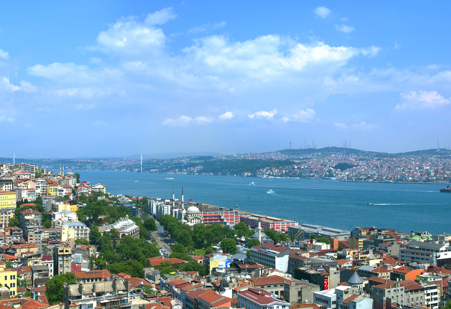 Freuen Sie sich auf eine Schifffahrt auf dem Bosporus, der Meerenge bei Istanbul.