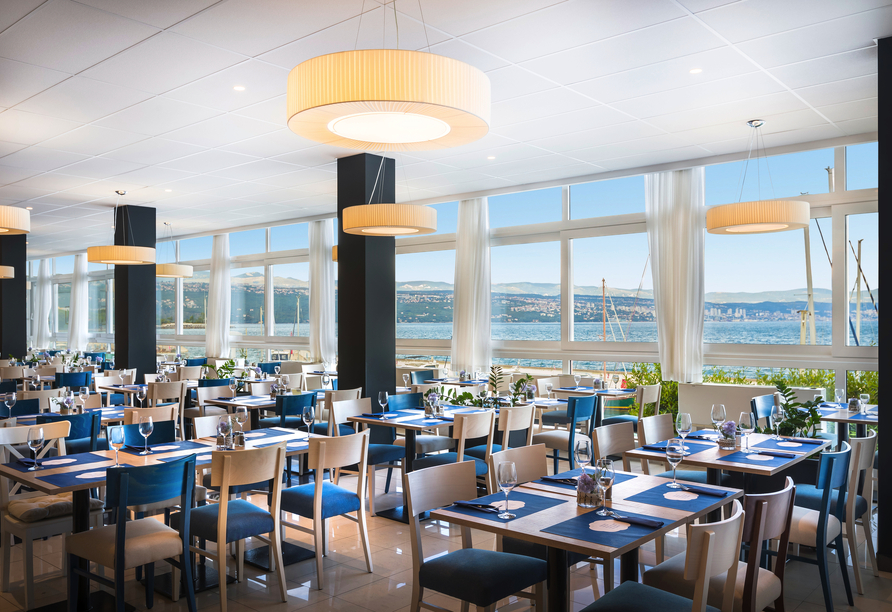 Im Restaurant des Hotels genießen Sie neben köstlichen Spezialitäten auch einen unvergesslichen Blick auf das Meer.