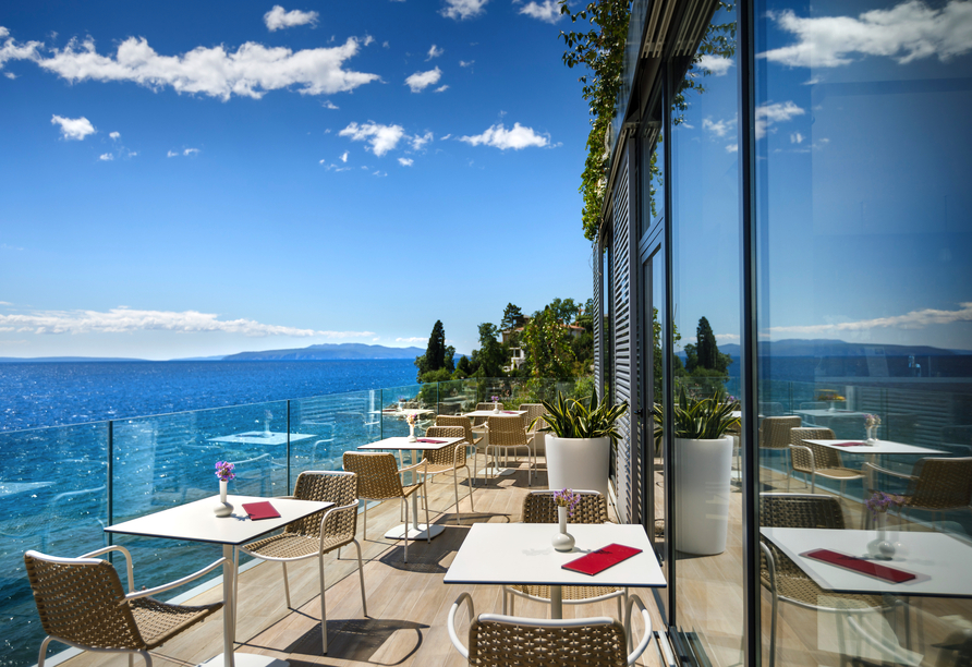 Tanken Sie auf der Terrasse des Restaurants Sonnenstrahlen.