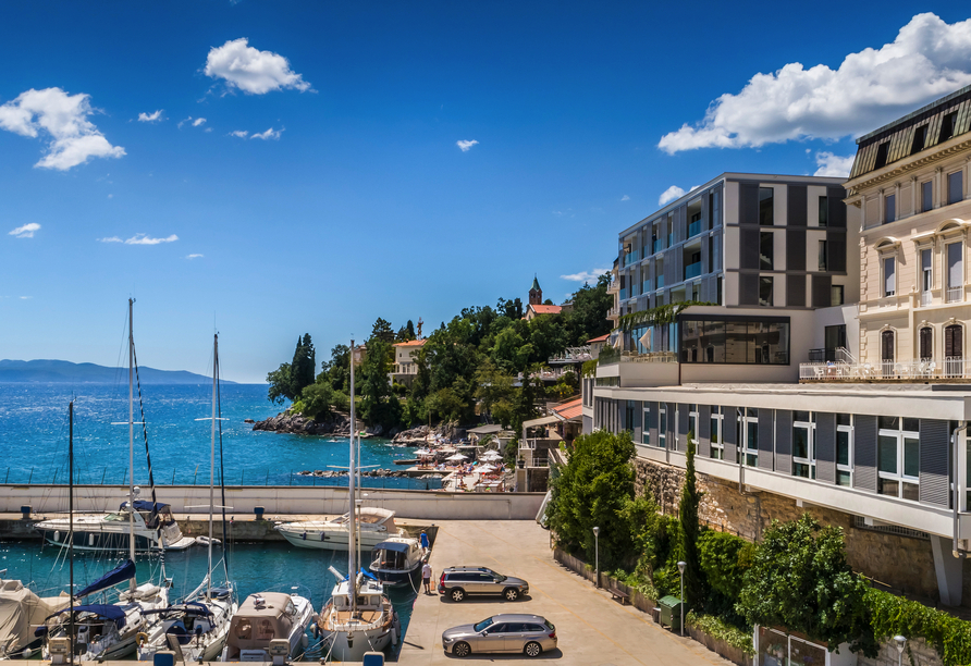 Außenansicht Ihres Hotels Istra mit kleinem Hafen