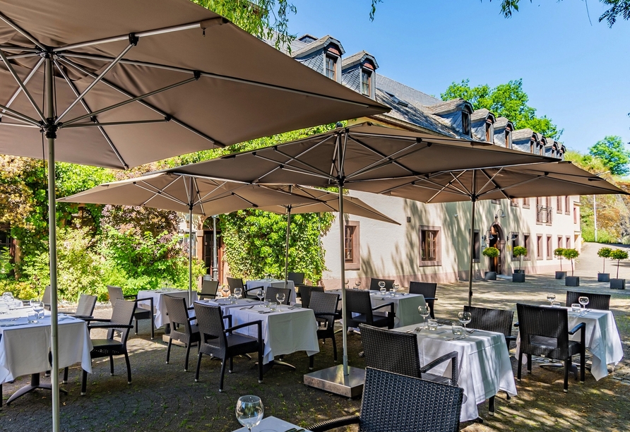 Entspannen Sie auf der Terrasse vom Hotel & Restaurant Aux Tanneries de Wiltz.