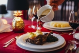Am 24.12 und 25.12. werden Sie mit einem festlichen Weihnachtsbuffet empfangen.