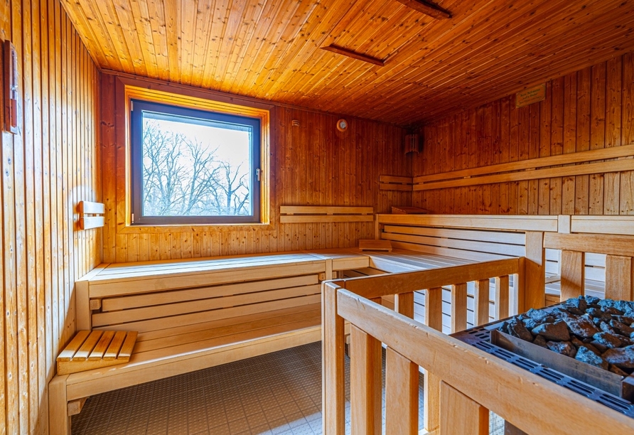 Genießen Sie die entspannende Wärme in der Sauna.