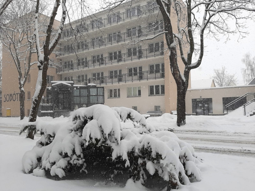 Außenansicht des Kurhauses im Winter