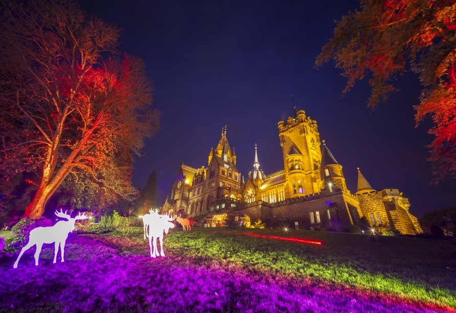Im Winter wird Schloss Drachenburg farbenfroh beleuchtet.